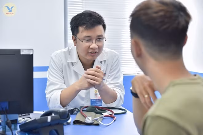 Bác sĩ đang tư vấn cho bệnh nhân