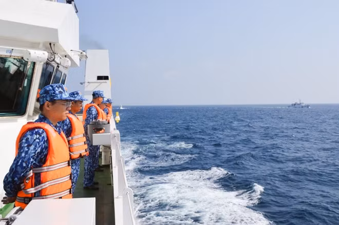 Thực hiện nghi thức chào xã giao trên biển