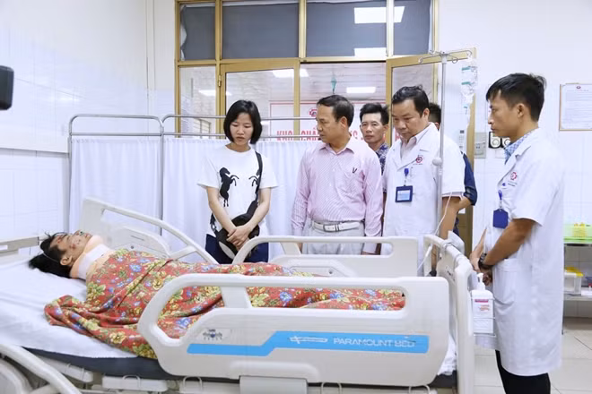 Phó Chủ tịch UBND tỉnh Quảng Ninh Đặng Huy Hậu thăm hỏi, động viện nạn nhân trong vụ tai nạn