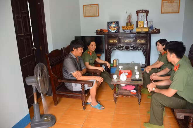 Công an tỉnh Quảng Ninh thăm hỏi, tặng quà cho thân nhân thương binh, liệt sĩ Công an