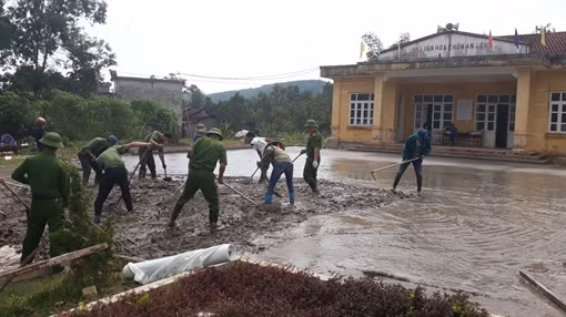 Đoàn viên Công an tham gia hỗ trợ xây dựng nông thôn mới