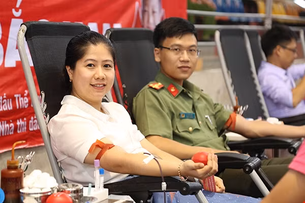 Hai vợ chồng đồng chí Lê Đức Anh tham gia hiến máu