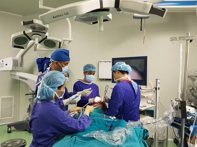 PGS.TS Nguyễn Hồng Hà đang phẫu thuật thành bụng cho bệnh nhân