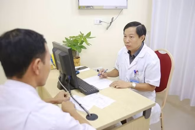 PGS.TS Nguyễn Quang tư vấn về nam học cho bệnh nhân