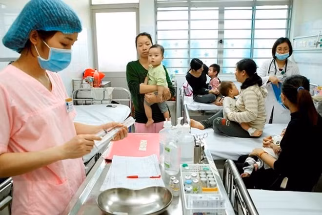 Phụ huynh cho con em đi tiêm phòng vaccine sởi đầy đủ để phòng dịch bệnh lây lan