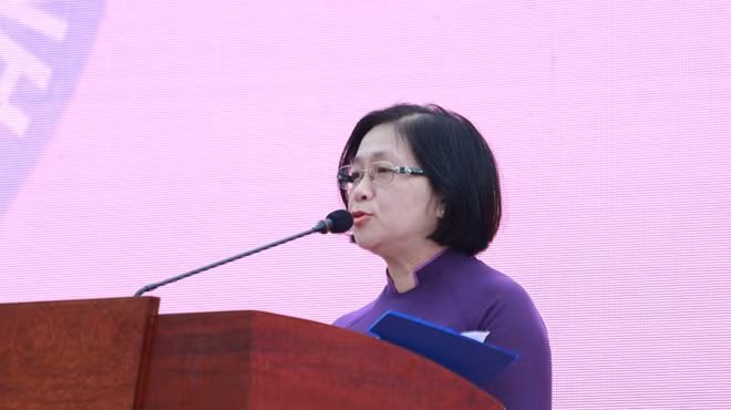 Bà Nguyễn Thị Ngọc Lan, Phó Tổng cục trưởng Tổng cục Dân số - KHHGĐ phát biểu tại Lễ mít tinh