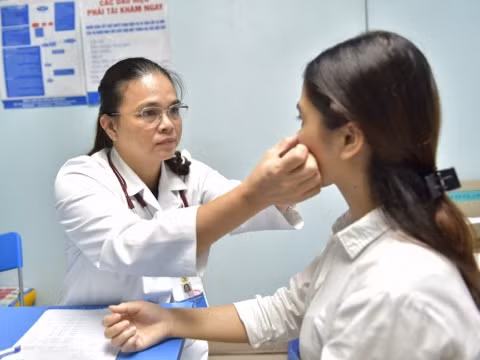 Ths.Nguyễn Thu Hương, Khoa Truyền nhiễm, Bệnh viện Medlatec đang khám cho bệnh nhân