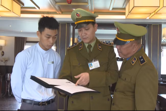 Tuyên truyền, nhắc nhở nhân viên trên tàu thực hiện nghiêm quy định