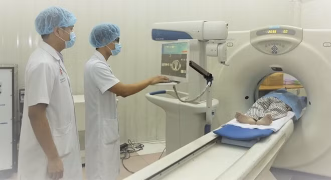 Các bác sĩ Bệnh viện TWQĐ 108 đang kiểm tra Robot để ứng dụng giảm đau cho bệnh nhân ung thư