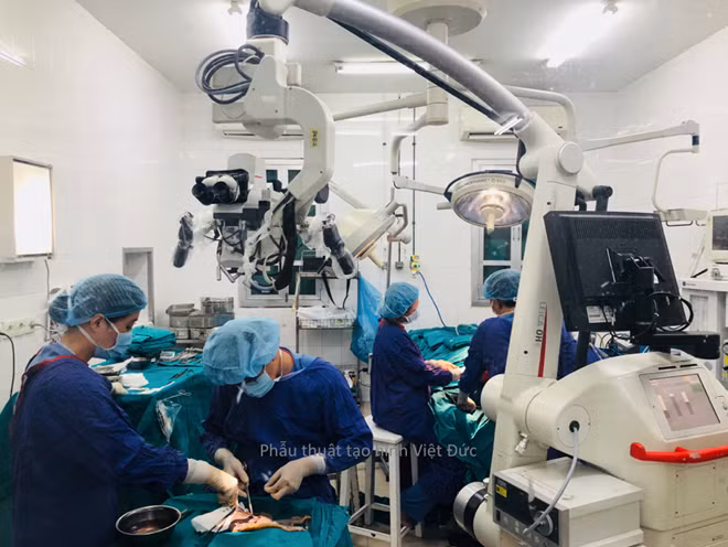 Ths.BS Vũ Trung Trực và kíp mổ kéo dài 12h nối thành công da đầu đứt rời cho nữ bệnh nhân