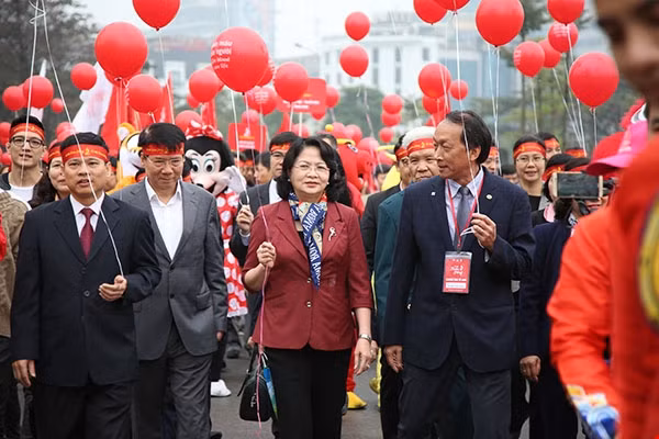 Phó Chủ tịch nước đi bộ diễu hành cùng các đại biểu