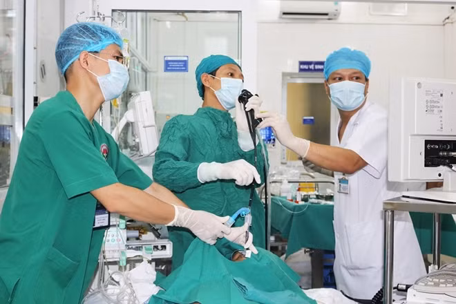 Các bác sĩ phẫu thuật lấy răng giả ra cho cụ ông