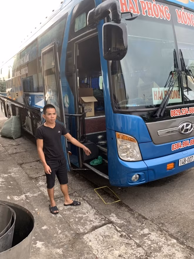 Thuốc lá nhập lậu được cất giấu tinh vi trên xe khách
