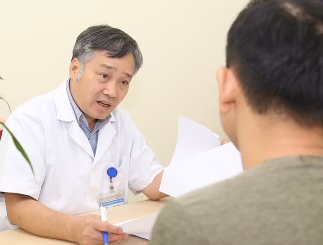 Chuyên gia gan mật Bệnh viện Việt Đức tư vấn cho bệnh nhân