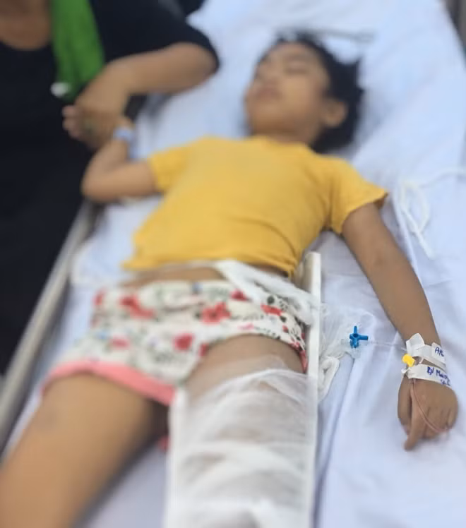 Một bệnh nhi đang được cấp cứu tại Bệnh viện Việt Đức