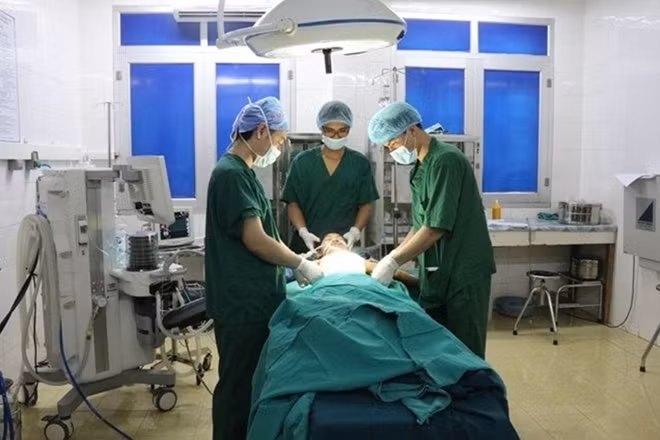 Cấp cứu cho bệnh nhi bị đa chấn thương nặng do điện thoại phát nổ khi đang sạc.