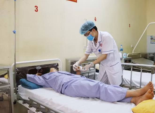 Chị N được bác sĩ thăm khám vết thương
