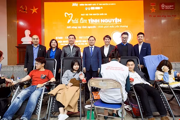 Các đại biểu chụp ảnh lưu niệm cùng các tình nguyện viên tham gia hiến máu