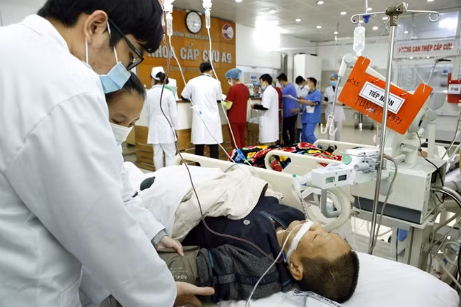 Các bác sĩ của Khoa cấp cứu A9 Bệnh viện Bạch Mai đang cấp cứu cho người bệnh.