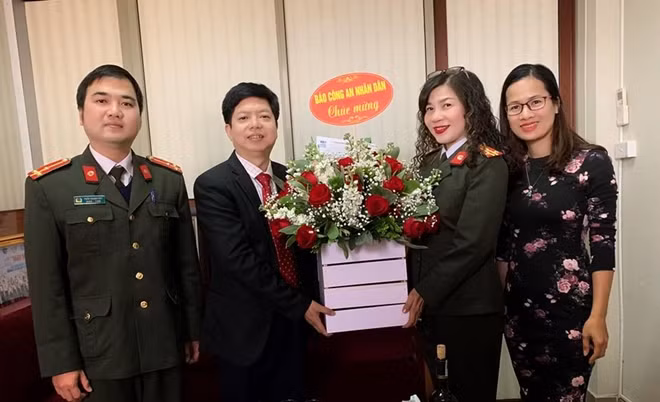 Đại diện Báo CAND chúc mừng cán bộ, nhân viên Cục Quản lý Khám chữa bệnh (Bộ Y tế).