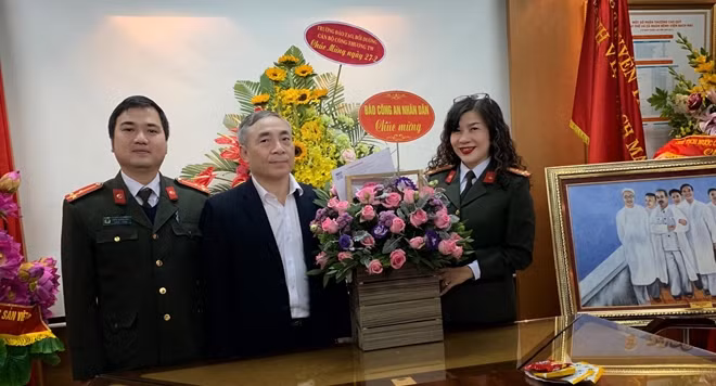 Đại diện Báo CAND chúc mừng các y, bác sĩ của Bệnh viện Bạch Mai .