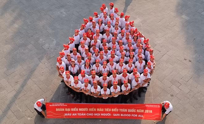 100 người hiến máu tiêu biểu năm 2019 xếp hình giọt máu
