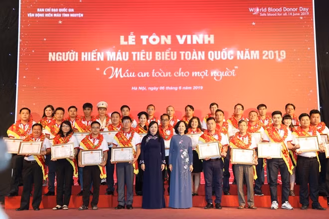 Bà Trương Thị Mai, Ủy viên Bộ chính trị, Bí thư Trung ương Đảng, Trưởng ban Dân vận Trung ương và Bộ trưởng Bộ Y tế Nguyễn Thị Kim Tiến trao bằng khen cho các tấm gương hiến máu tiêu biểu toàn quốc 2019