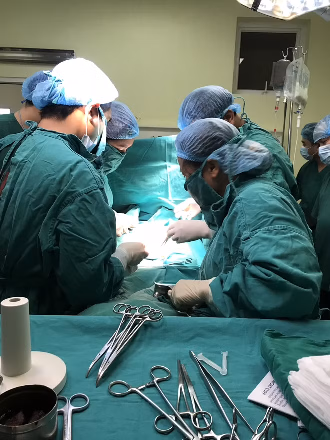 Ekip phẫu thuật của hai bệnh viện thực hiện ca mổ thành công