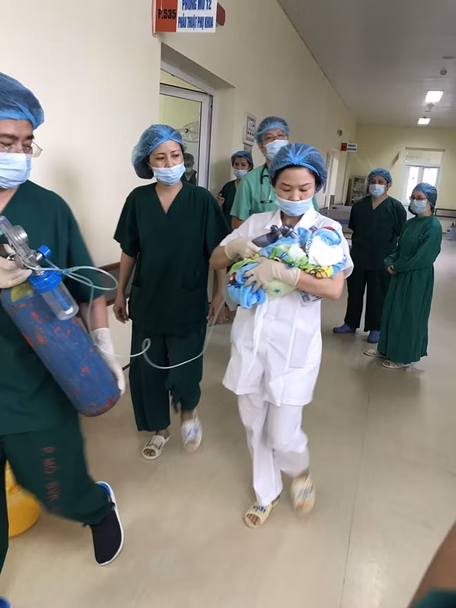 Bé Bình An chào đời được đưa ngay tới Bệnh viện Phụ sản Trung ương