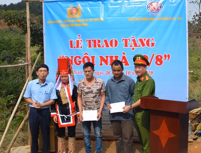 Đại diện Công an tỉnh Quảng Ninh và Công ty cổ phần vật tư -KTV bàn giao 2 ngôi nhà tình nghĩa cho 2 hộ gia đình