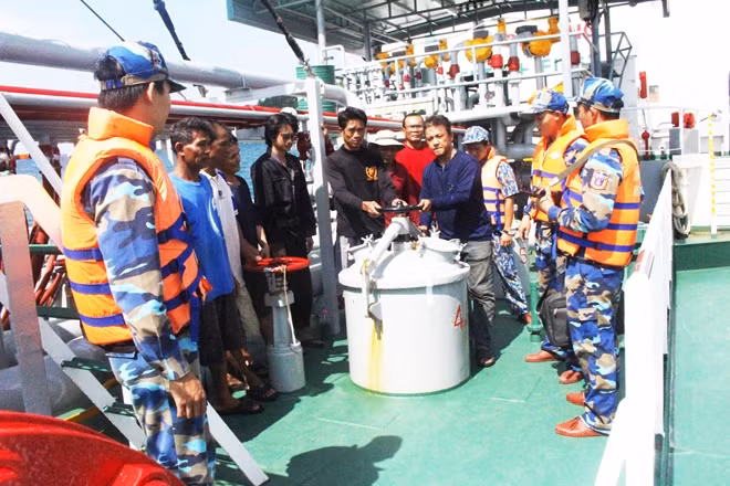 Lực lượng Cảnh sát biển kiểm tra khoang chứa dầu, phát hiện 350.000 lít dầu DO không có hóa đơn chứng từ