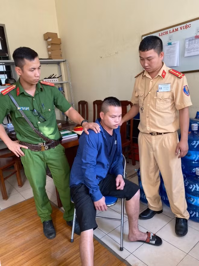 Nam thanh niên sau khi được đưa về trụ sở Công an