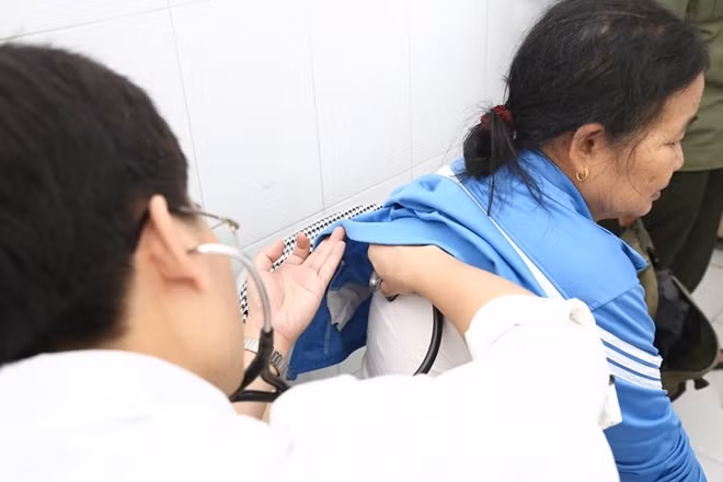 Bác sĩ BV Việt Đức khám sàng lọc tim cho bệnh nhân