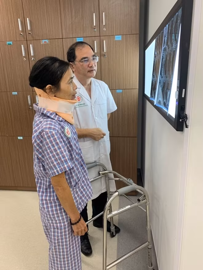 Bệnh nhân sau mổ đã đi lại được