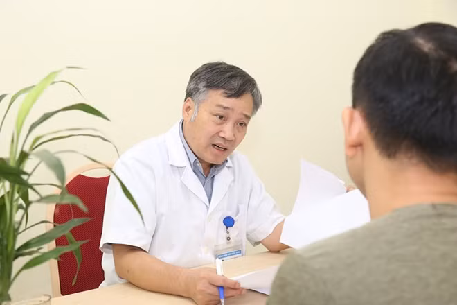 TS Đỗ Tuấn Anh đang tư vấn cho bệnh nhân