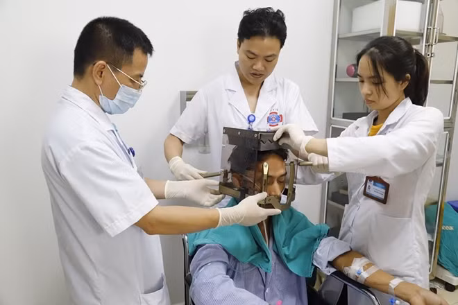 Các bác sĩ đang đặt khung cố định cho bệnh nhân