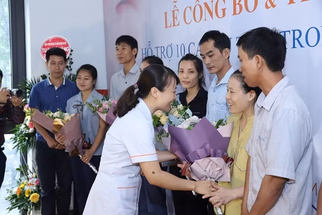 BS Lê Thị Thu Hiền trao quyết định miễn phí TTTON cho các cặp vợ chồng