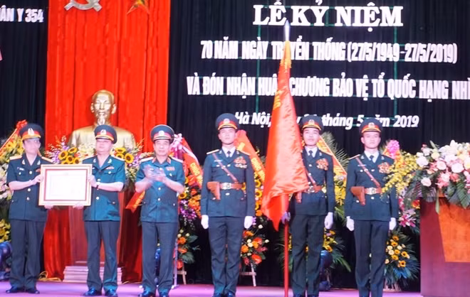 Thượng tướng Phan Văn Giang, Thứ trưởng Bộ Quốc phòng trao Huân chương Bảo vệ Tổ quốc hạng Nhì cho Bệnh viện 354.