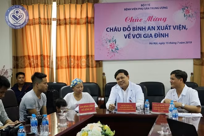 Quang cảnh buổi đón bé Bình An ra viện