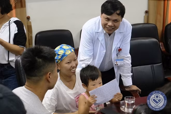 PGS.TS Trần Danh Cường chia sẻ niềm vui với gia đình sản phụ Liên