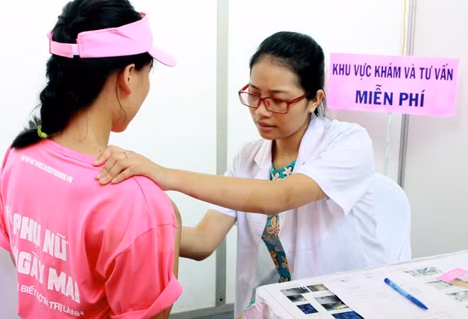 Chị em phụ nữ cần khám sức khỏe định kỳ nhằm phát hiện sớm ung thư vú