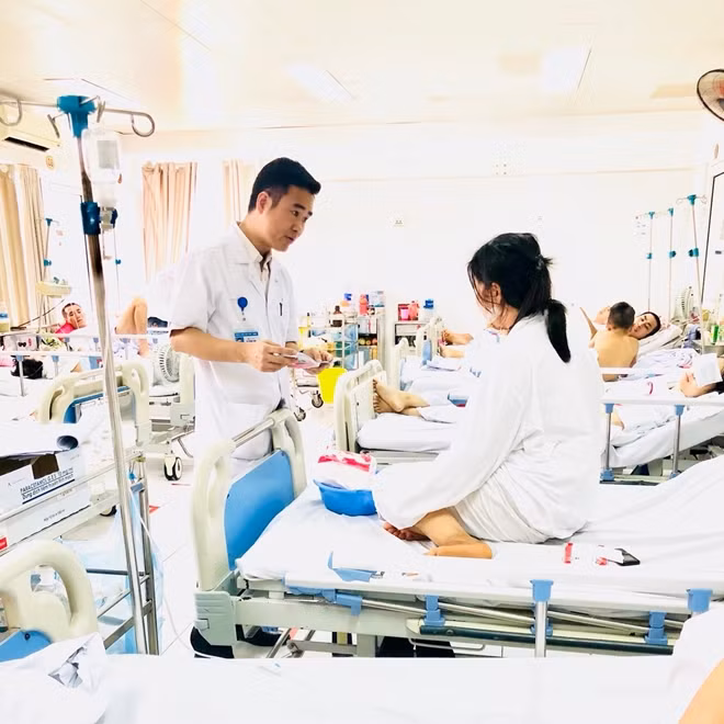 BS Vũ Trung Trực đang thăm khám cho bệnh nhân.