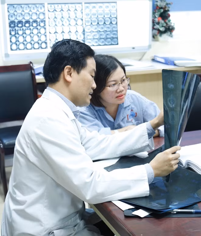 Bác sĩ tư vấn cho chị H về phác đồ điều trị