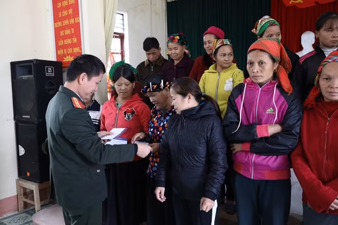 Đại diện Báo CAND trao quà cho người nghèo