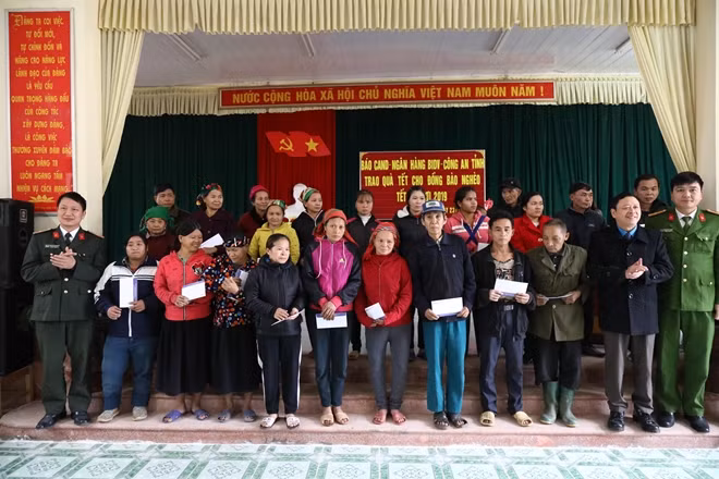 Đại diện Báo CAND, Ngân hàng BIDV, Công an tỉnh huyện Quang Bình trao quà Tết cho bà con xã Tân Bắc