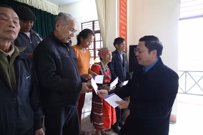 Trao quà Tết ở Tân Bắc