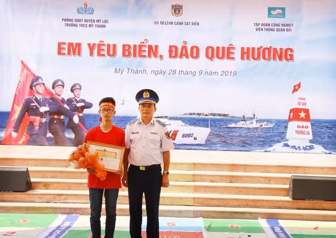 Thiếu tướng Doãn Bảo Quyết trao giải Nhất cho học sinh lớp 9A
