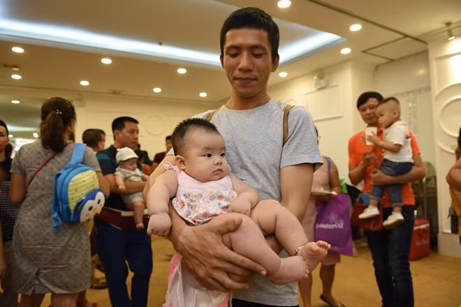 Em bé bụ bẫm được