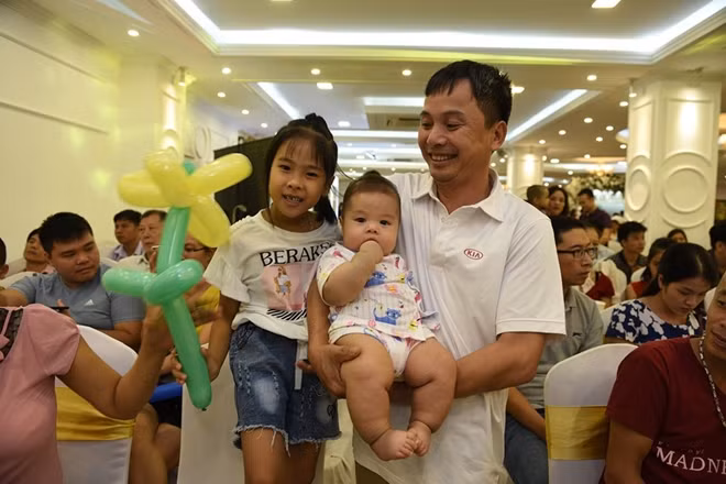 Nụ cười của người cha hiếm muộn