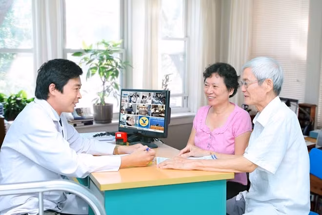 BSCKI Bùi Văn Hải đang khám và tư vấn cho bệnh nhân